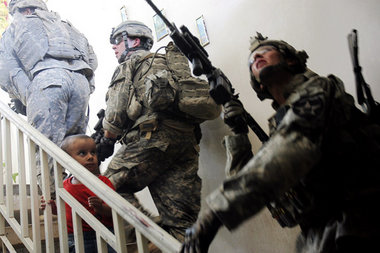 US-Soldaten am Donnerstag in einem Wohnhaus bei Bagdad US-Soldaten am Donnerstag in einem Wohnhaus bei Bagdad