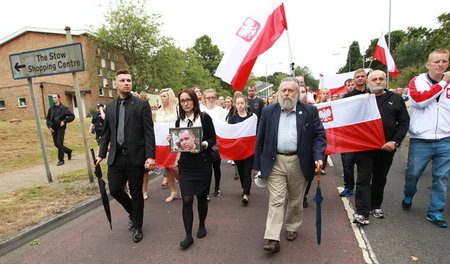 Mitglieder der polnischen Gemeinde bei einem Schweigemarsch im G...