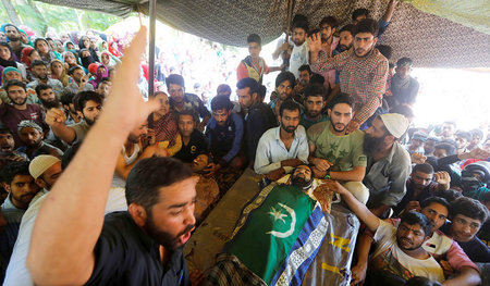 Trauer und Wut: Dorfbewohner in Kaschmir bei der Beerdigung von ...