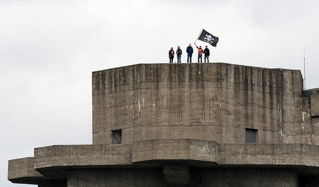 Auf dem Bunkerdach: FC-St.-Pauli-Fans im September 2010 vor Bund...