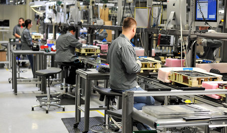 Apple-Produktion im irischen Hollyhill bei Cork (Mai 2015)