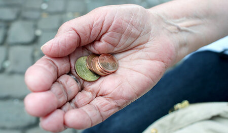 Eine Rentnerin hält einige Cent-Münzen in ihrer Hand. Damit es k...