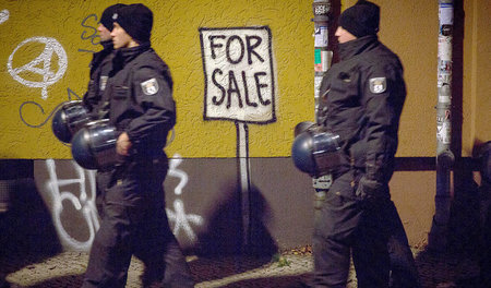 Staat schützt Privateigentum: Polizeispalier bei Protestaktion g...