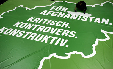 Letzte Arbeiten am Podiumsplakat für den grünen Sonderparteitag ... Letzte Arbeiten am Podiumsplakat für den grünen Sonderparteitag ...