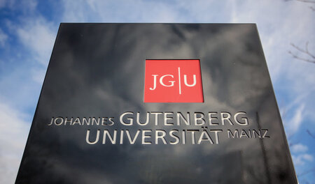 Am Campus der Johannes Gutenberg-Universität in Mainz, 11. Febru... Am Campus der Johannes Gutenberg-Universität in Mainz, 11. Febru...