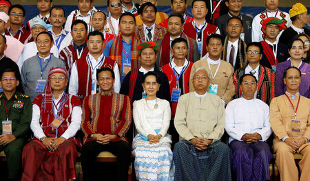 Ein erster Dialog: Myanmars Außenministerin Aung San Suu Kyi (vo... Ein erster Dialog: Myanmars Außenministerin Aung San Suu Kyi (vo...