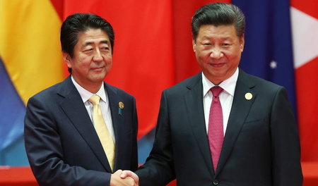Japans Premier Shinzo Abe (l.) will Chinas Einfluss auf dem afri... Japans Premier Shinzo Abe (l.) will Chinas Einfluss auf dem afri...