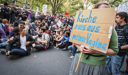 An originellen Parolen wie hier auf der Demo gegen den Aufzug de... An originellen Parolen wie hier auf der Demo gegen den Aufzug de...
