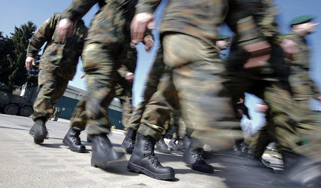 Die Bundeswehr im Marschschritt: NATO-Manöver in Marienberg, 10.... Die Bundeswehr im Marschschritt: NATO-Manöver in Marienberg, 10....