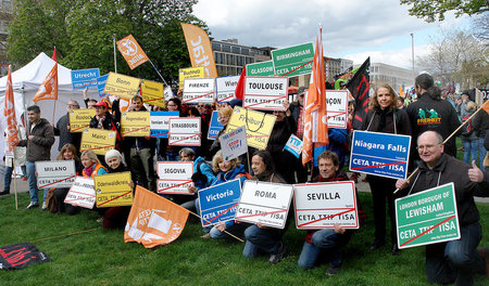 Teil der Demo gegen TTIP und CETA am 23. April in Hannover: Alle...