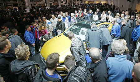 Betriebsversammlung bei VW in Wolfsburg. Leiharbeiter können bei... Betriebsversammlung bei VW in Wolfsburg. Leiharbeiter können bei...