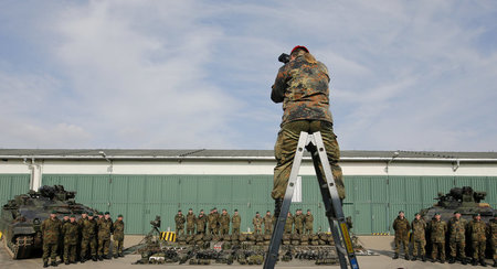 Das 371. Infanteriebataillon der Bundeswehr beim Fotoshooting in... Das 371. Infanteriebataillon der Bundeswehr beim Fotoshooting in...