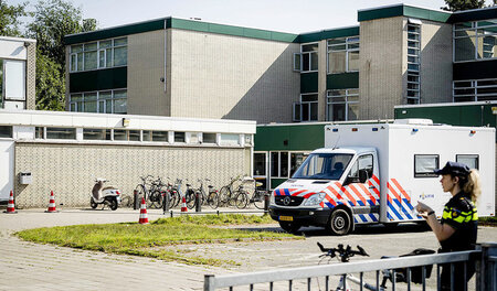 Beamte der niederländischen Steuerfahndung FIOD und Polizisten d...