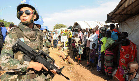 Ein Soldat der UN-Mission UNMISS bewacht ein Flüchtlingslager im...