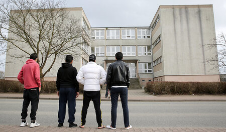 Bewohner einer Notunterkunft im mecklenburgischen Jördenstorf pr...