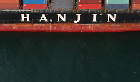Die Krise der Branche ist eine globale: Containerschiff der ins ... Die Krise der Branche ist eine globale: Containerschiff der ins ...