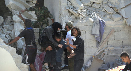 Aleppo am 10. September: Rettungssanitäter tragen eine Frau aus ... Aleppo am 10. September: Rettungssanitäter tragen eine Frau aus ...