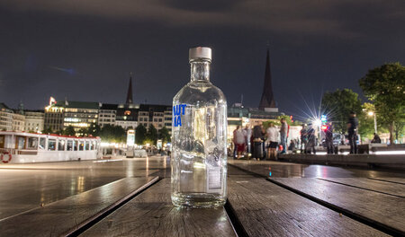 Hamburg: Die noble Flaniermeile Jungfernstieg hat sich zum Treff...