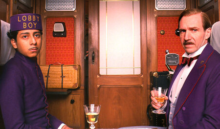 Concierge Gustave (Ralph Fiennes) und sein treuer Gefährte, der ...
