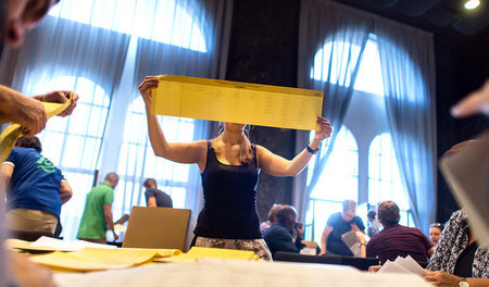 Wahlzettel vor dem Kopf: Auszählung der Briefwahl für die Kommun...