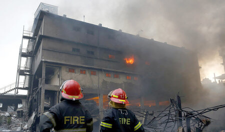 Unglücksfabrik oder Profit um jeden Preis? Feuerwehrleute vor de...