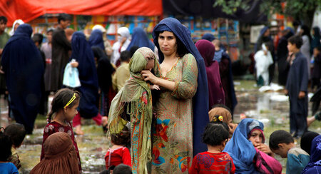 Flüchtlinge im pakistanischen Peschawar bereiten sich in einem L...