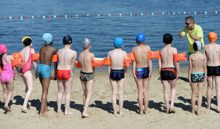 Hier wird noch geschwommen: Im Strandbad Babelsberg in Potsdam e...