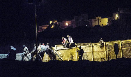 Immer wieder versuchen Flüchtlinge, die Grenze nach Ceuta und Me...