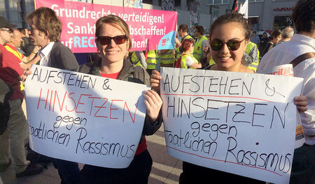 Blockupy-Protest in Berlin: Lucy Redler und Sarah Moayeri