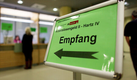 Empfangsschalter der Arbeitsagentur Köln: Warten auf wenig Geld,...