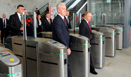 Eröffnung ohne Metrotickets: Bürgermeister Sobyanin (Mitte) und ...