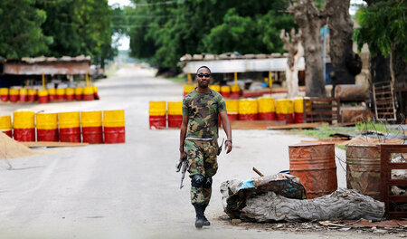 Land im Krieg: Ein Soldat der nigerianischen Armee an einem Chec...