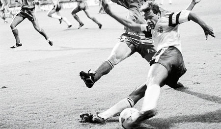 Würdiger Abgang: Uwe Rösler (vorne) beim 2:0 Sieg gegen Belgien ...
