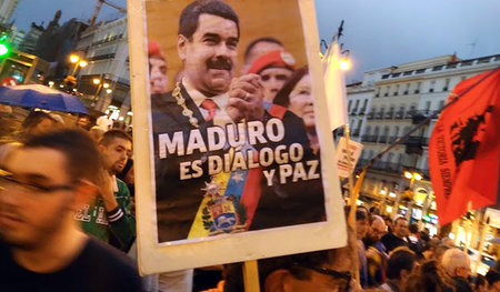 In Madrid demonstrierten am Dienstag Hunderte Menschen ihre Soli...