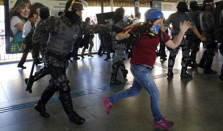 Brasilien: Militärpolizei attackiert einen Pressefotografen (12....