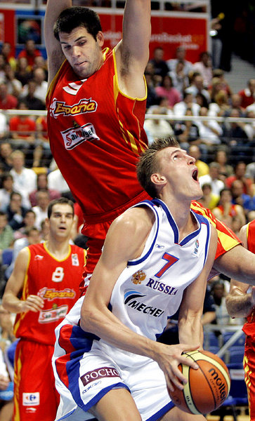Der russische Nationalspieler Andrei Kirilenko im Zweikampf mit ... Der russische Nationalspieler Andrei Kirilenko im Zweikampf mit ...