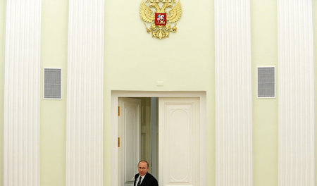 Die Macht der russischen Regierung stützt sich vor allem auf die...