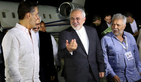 Irans Außenminister Mohammed Dschawad Sarif wird von venezolanis...