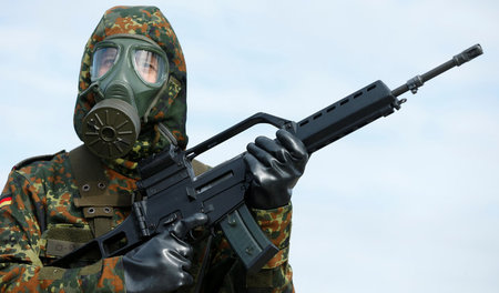 Übungsbereit: Bundeswehrsoldat im ABC-Schutzanzug mit G-36-Geweh...