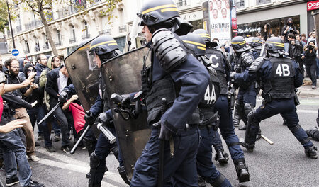 Die französische Polizei knüppelt auf Demonstranten gegen das ne...