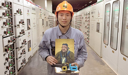 Mitarbeiter von Jingbo Petrochemical mit einem Konfuzius-Porträt...