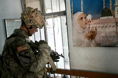 US-Soldat beim Durchsuchen eines Hauses in Muqdadiyah im Irak US-Soldat beim Durchsuchen eines Hauses in Muqdadiyah im Irak