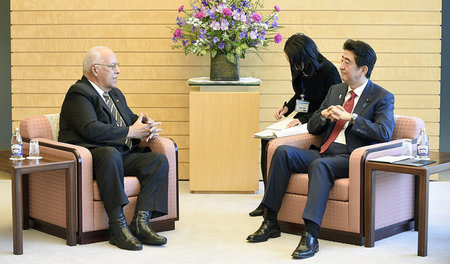 Der japanische Premierminister Shinzo Abe (r.) will den kubanisc...