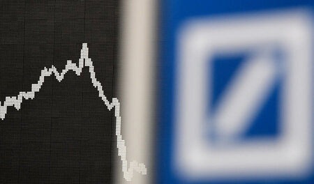 Die Aktien der Deutschen Bank sackten zwischenzeitlich um mehr a...