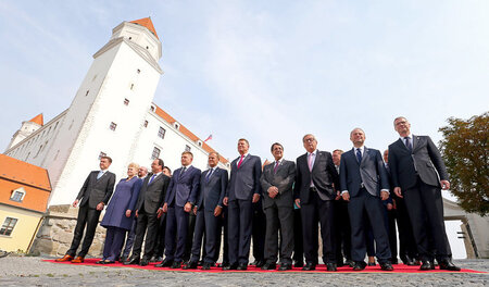 Ratlos in der (Wagen-)Burg: 27 Staats- und Regierungschefs am Fr...