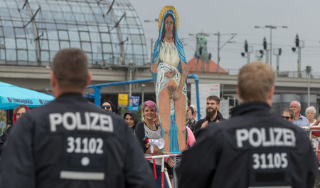Maria unten ohne: Proteste gegen den Aufmarsch der »Lebensschütz... Maria unten ohne: Proteste gegen den Aufmarsch der »Lebensschütz...
