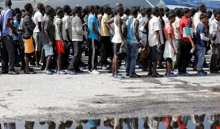 Hafenstadt Augusta auf Sizilien am 16. September: Migranten nach... Hafenstadt Augusta auf Sizilien am 16. September: Migranten nach...