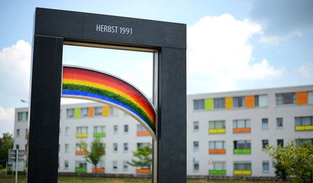 Eine Gedenkstele erinnert in Hoyerswerda an die brutalen Übergri... Eine Gedenkstele erinnert in Hoyerswerda an die brutalen Übergri...