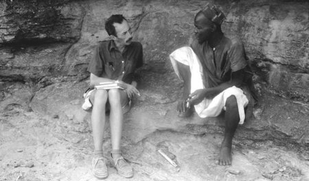 Paul Parin im Gespräch mit Abinu in der Höhle von Bongo, Dorf Sa...