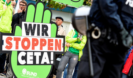 Protest gegen CETA vor dem Tagungsort des SPD-Konvents am Montag...